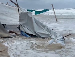 Gazze’de Filistinlilerin çadırları denize sürüklendi