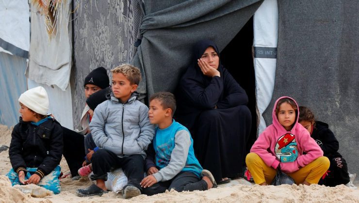 Gazze’de yaşam savaşı: Filistinlilerin çadırları sular altında kaldı