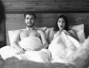 Gece uyandığında yanında göremediği kocasını misafir odasında kuzeni ile yakaladı