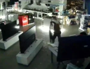 Gece vakti çalıntı kamyonetle 3,5 milyon liralık hırsızlık