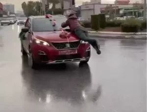 Gelin Arabasının Kaputuna Çıkan Para İsteyene Damat ve Yakınlarından Dayak