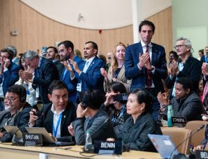 Gelişmekte olan ülkeler için yılda 300 milyar dolarlık finansman hedefi kabul edildi