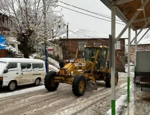 Gemlik Belediyesi Kar Yağışına Karşı Tuzlama Çalışmalarına Başladı