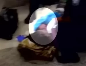 Genç anne, havalimanında bilet sırasında beklerken doğum yaptı