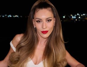 Genç kızlara taş çıkardı! Sinem Kobal beyaz mini elbisesiyle davette!