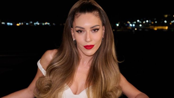 Genç kızlara taş çıkardı! Sinem Kobal beyaz mini elbisesiyle davette!