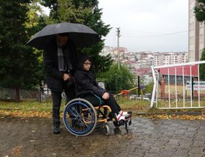 Giresun’da emekli öğretmen, engelli torununu her gn okula getirip götürüyor