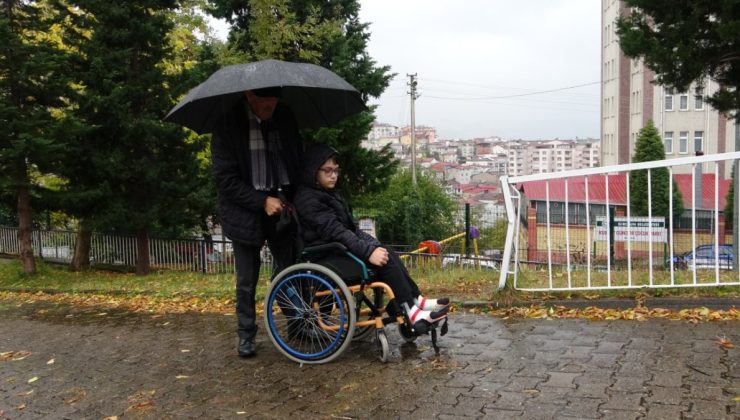 Giresun’da emekli öğretmen, engelli torununu her gn okula getirip götürüyor