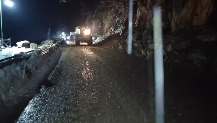 Giresun’da Heyelan Kapanan Yol Yeniden Açıldı