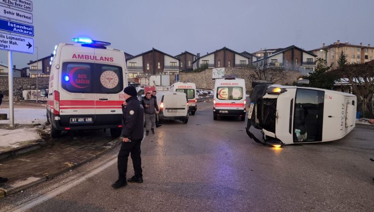 Gizli buzlanma kazası: Servis devrildi, 7 işçi yaralandı