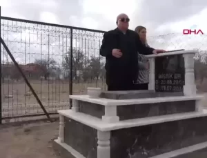 Görme Engelli Adamın Köpeği İçin Mezarı