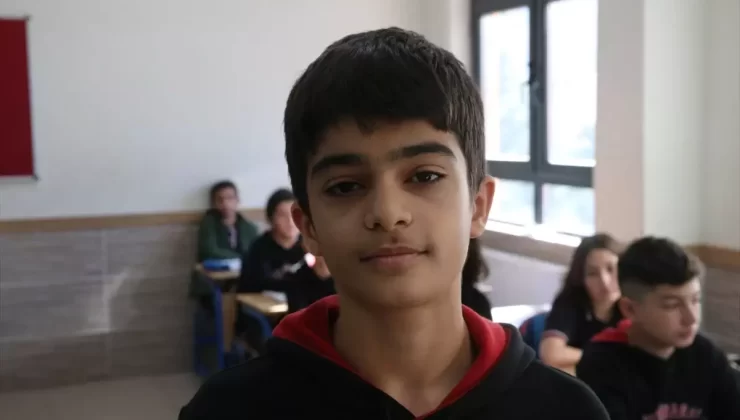 Görme engelli öğretmen, çocukluk hayali mesleğini başarıyla sürdürüyor