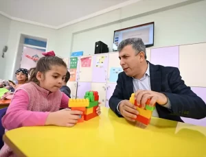 Görme engelli okul müdürü çocukların neşesiyle dünyasını aydınlatıyor