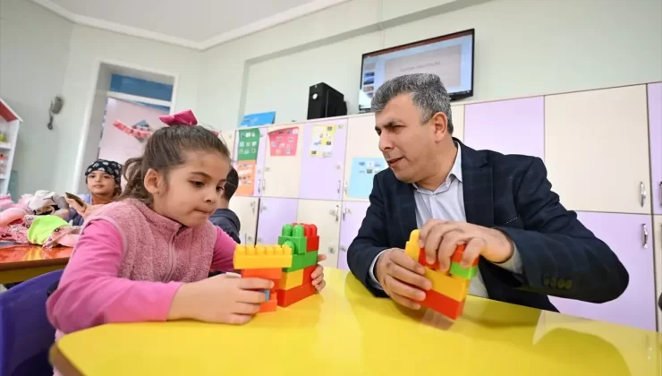 Görme engelli okul müdürü çocukların neşesiyle dünyasını aydınlatıyor