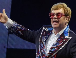 Görme kaybı yaşayan Elton John: Şarkı sözlerini bile okuyamıyorum
