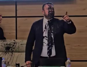 Gürcistan’da muhalefet temsilcisi, Seçim Komisyonu Başkanı’na siyah boya fırlattı