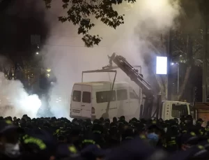 Gürcistan’da Parlamentoya Protesto