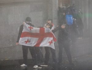 Gürcistan’da protestocularla polis arasında çatışma