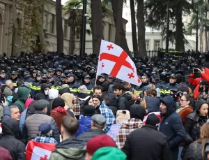 Gürcistan’da Yeni Parlamento Protestolarla Toplandı