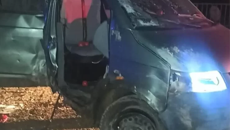 Gürün’de Minibüs Kaza Yaptı: 2 Yaralı