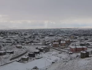 Hakkari’de Kar Yağışı 10 Yerleşim Yerinin Yolunu Kapadı