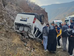 Hakkari’de Minibüs Takla Attı, 4 Yaralı