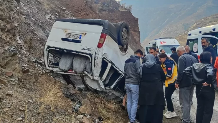 Hakkari’de Minibüs Takla Attı, 4 Yaralı