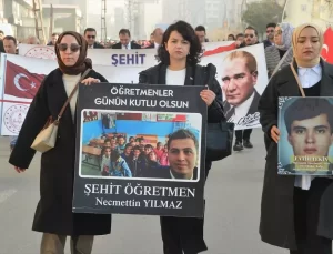 Hakkari’de öğretmenler, şehit meslektaşları için yürüdü