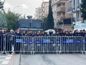 Halfeti’de Belediye Binasına Taşlı Saldırı
