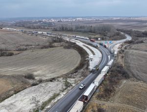 Hamzabeyli Sınır Kapısı’nda ihracat yoğunluğu: 25 kilometrelik tır kuyruğu oluştu