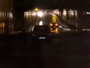 Hatay’da yağış etkili oldu: Göle dönen alt geçitte araçlar mahsur kaldı