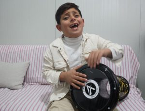 Hatay’ın küçük müzisyeni: Şarkı söylerken kendinden geçiyor