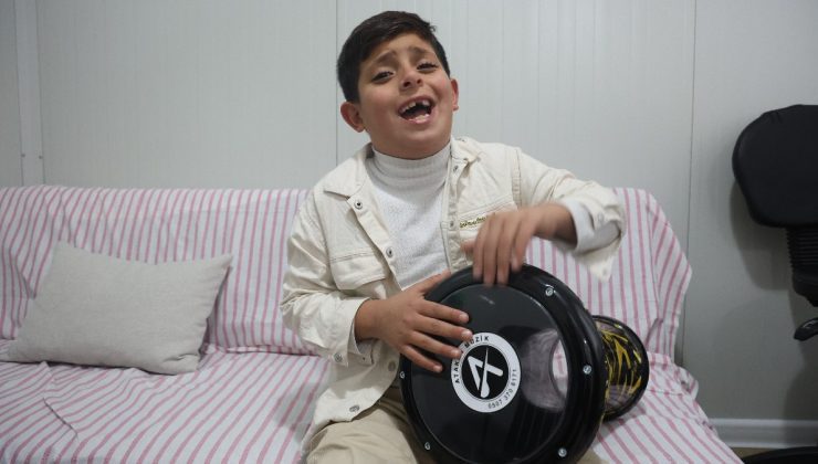 Hatay’ın küçük müzisyeni: Şarkı söylerken kendinden geçiyor