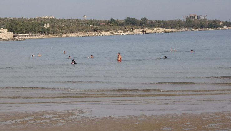 Hava sıcaklığı 26 dereceyi buldu: Kasım ayında denize girdiler