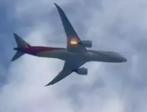 Havada korku dolu anlar: Yolcu uçağının motoru kuş çarpması sonucu alev aldı