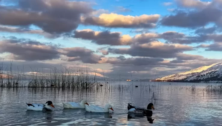 Hazar Gölü Kış Manzarasıyla İlgi Çekiyor