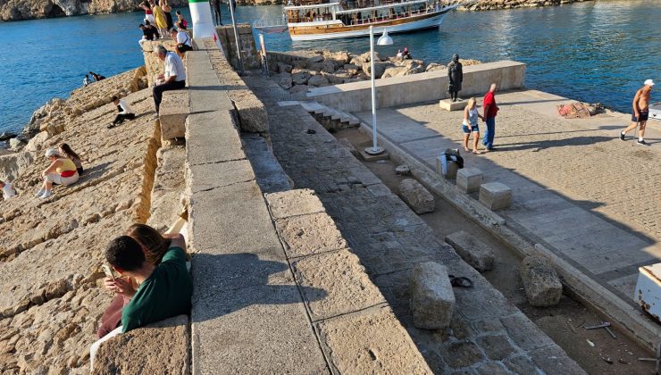 Her gün binlerce turistin gezdiği iskelede çökme tehlikesi! 15 derece eğildi, yüzlerce kiloluk taş bloklar düştü