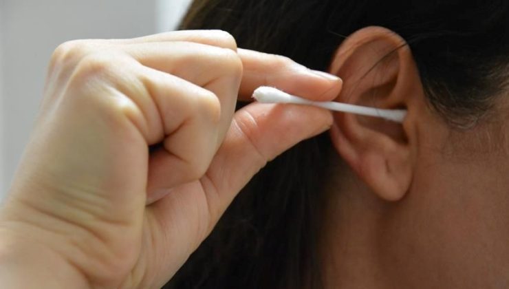 Herkes kullanıyor ama tehlike büyük: Temizlediğinizi zannederken, sağır kalabilirsiniz