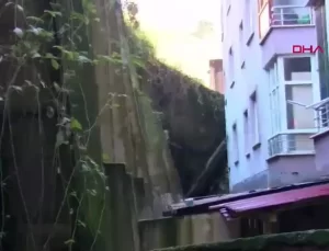 Heyelanın vurduğu binanın yıkılan istinat duvarı ömrünü tamamlamış