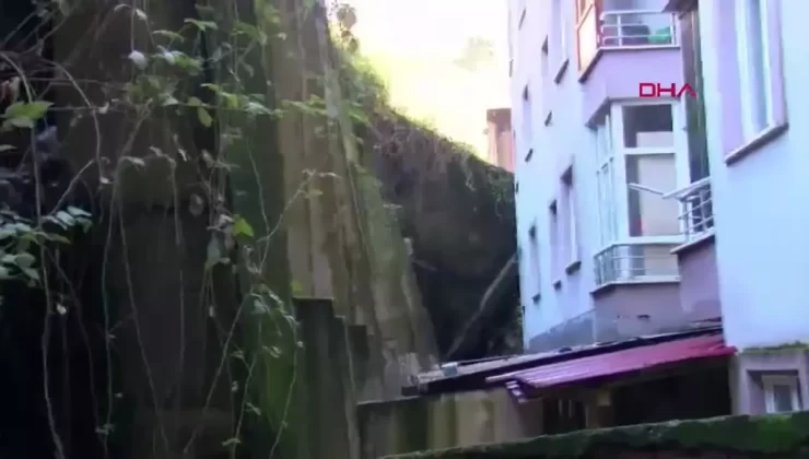 Heyelanın vurduğu binanın yıkılan istinat duvarı ömrünü tamamlamış