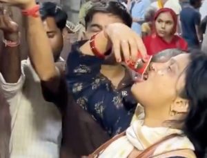 Hindistan’da kutsal sandıkları klima suyunu içtiler