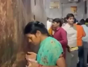 Hindistan’da tapınakta kutsal sanılan su klimaya ait çıktı