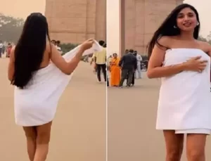 Hint Kapısı önünde havlu ile dans eden model tepki çekti