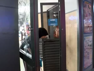 Hırsızlar Yangın Tüpüyle Market Camını Kırarak Kaçmaya Çalıştı