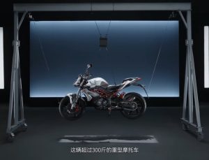 Huawei Mate X6 dayanıklılık testi videosu paylaşıldı! Motosiklet taşıyor