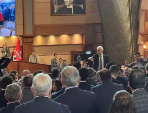 İBB Meclisinde Arbede: Su ve Kitapçık Fırlatıldı