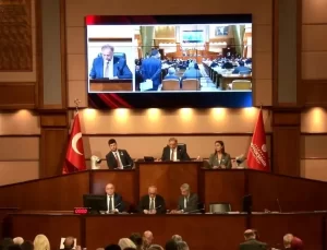 İBB Meclisi’nde Gergin Anlar: Yumruklar ve Su Şişeleri Havada Uçuştu