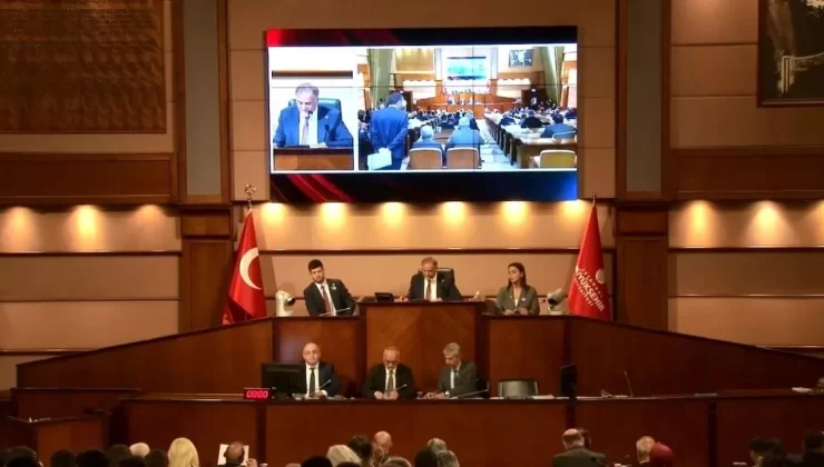 İBB Meclisi’nde Gergin Anlar: Yumruklar ve Su Şişeleri Havada Uçuştu