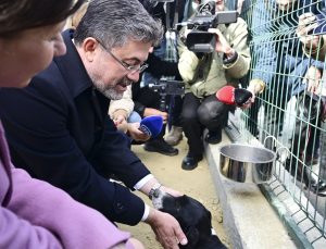 İbrahim Yumaklı, barınaktan köpek sahiplendi