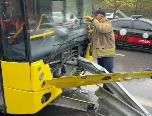 İETT Otobüsü Bariyere Saplandı